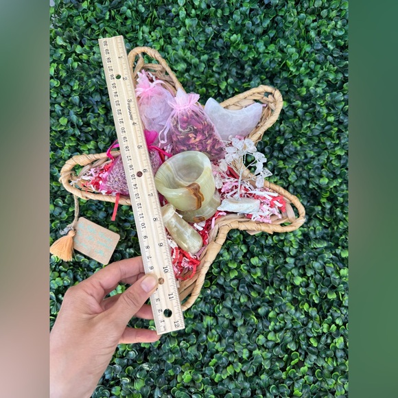 Ocean-Inspired Crystal Gift Set | Selenite, Quartz, Green Onyx & Botanicals - Picture 8 of 8